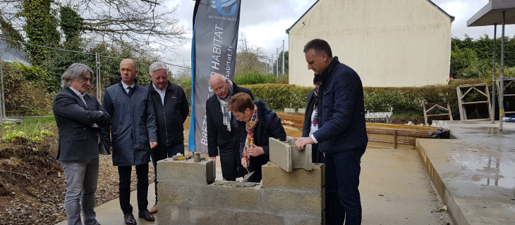 Pose de la 1ère pierre à la résidence le carré vert à Plescop